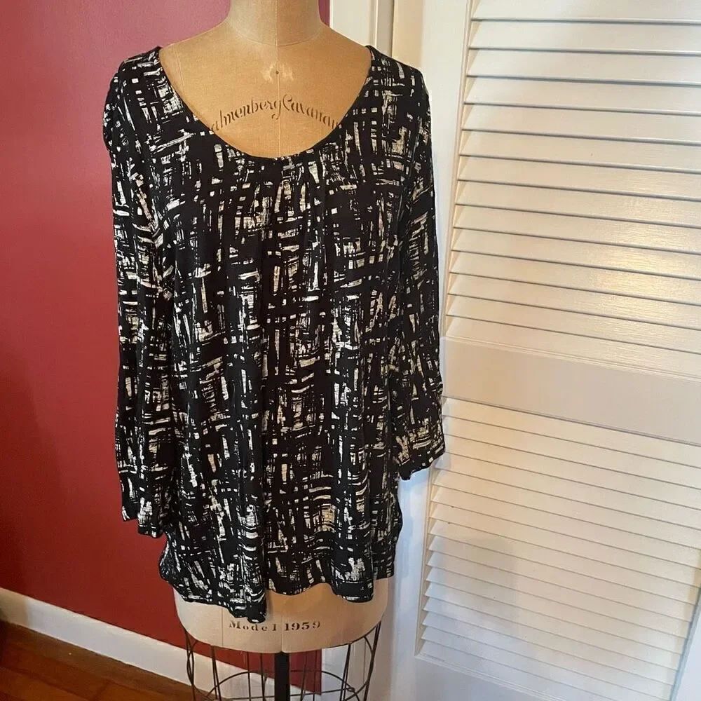 CHICO’S | abstract black and white 3/4 sleeve top 2 or M